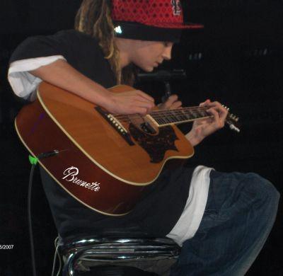 encore tom et sa guitard